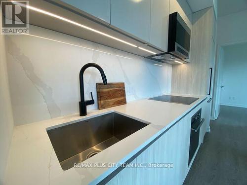 818 - 425 Front Street E, Toronto, ON - Indoor Photo Showing Kitchen