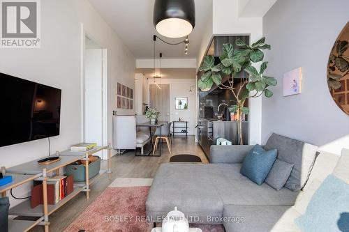 Ph16 - 80 Vanauley Street, Toronto, ON - Indoor Photo Showing Living Room