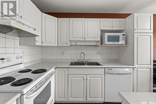 12 207 Keevil Way, Saskatoon, SK - Indoor Photo Showing Kitchen With Double Sink