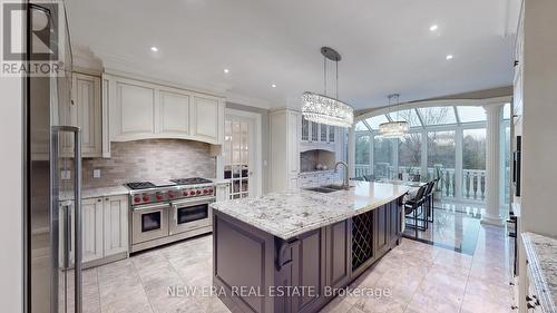 716 Woodland Acres Crescent, Vaughan, ON - Indoor Photo Showing Kitchen With Upgraded Kitchen