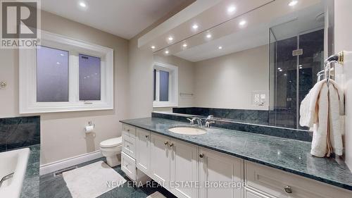 716 Woodland Acres Crescent, Vaughan, ON - Indoor Photo Showing Bathroom