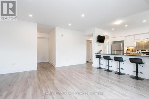 211 - 8 Culinary Lane, Barrie, ON - Indoor Photo Showing Kitchen