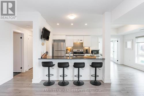 211 - 8 Culinary Lane, Barrie, ON - Indoor Photo Showing Kitchen