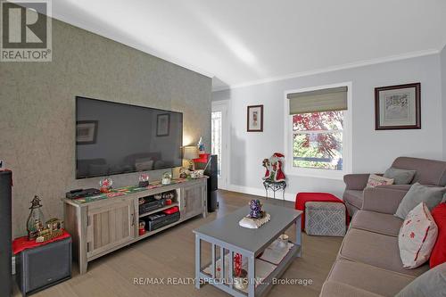 11044 1St Line, Milton, ON - Indoor Photo Showing Living Room