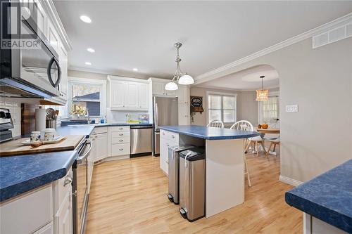 112 Chestnut Avenue, Sarnia, ON - Indoor Photo Showing Kitchen With Upgraded Kitchen