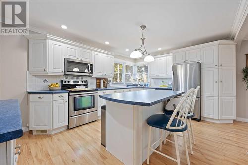 112 Chestnut Avenue, Sarnia, ON - Indoor Photo Showing Kitchen With Upgraded Kitchen