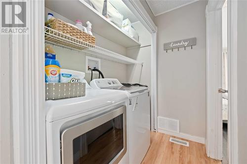 112 Chestnut Avenue, Sarnia, ON - Indoor Photo Showing Laundry Room