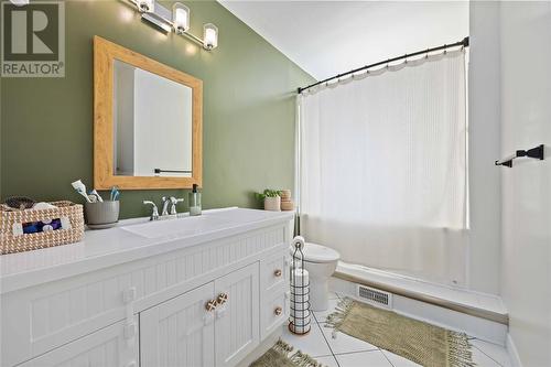 112 Chestnut Avenue, Sarnia, ON - Indoor Photo Showing Bathroom