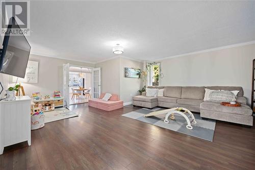 112 Chestnut Avenue, Sarnia, ON - Indoor Photo Showing Living Room