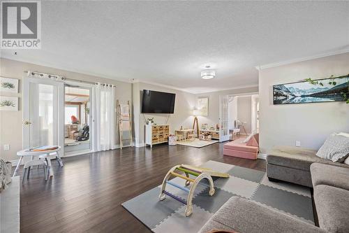 112 Chestnut Avenue, Sarnia, ON - Indoor Photo Showing Living Room