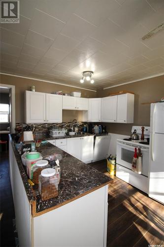 308 2Nd Avenue W, Frontier, SK - Indoor Photo Showing Kitchen