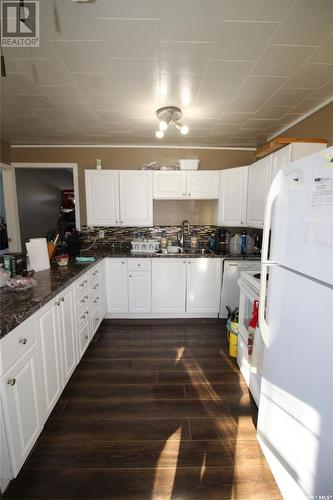 308 2Nd Avenue W, Frontier, SK - Indoor Photo Showing Kitchen With Double Sink