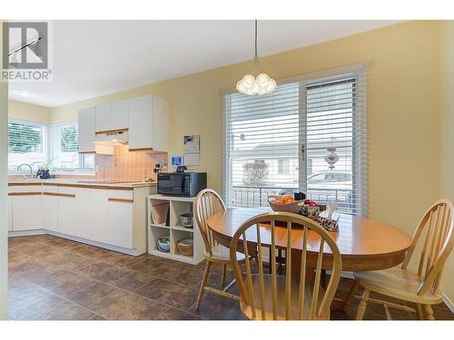 1255 Raymer Avenue Unit# 162, Kelowna, BC - Indoor Photo Showing Dining Room