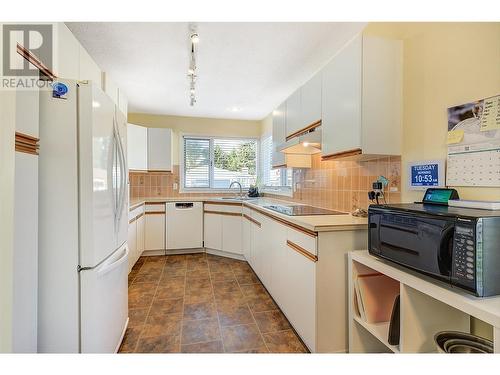 1255 Raymer Avenue Unit# 162, Kelowna, BC - Indoor Photo Showing Kitchen