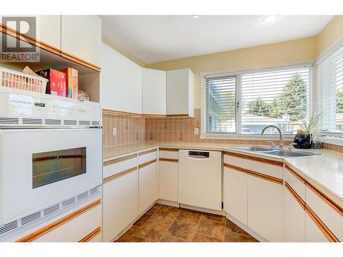 1255 Raymer Avenue Unit# 162, Kelowna, BC - Indoor Photo Showing Kitchen With Double Sink