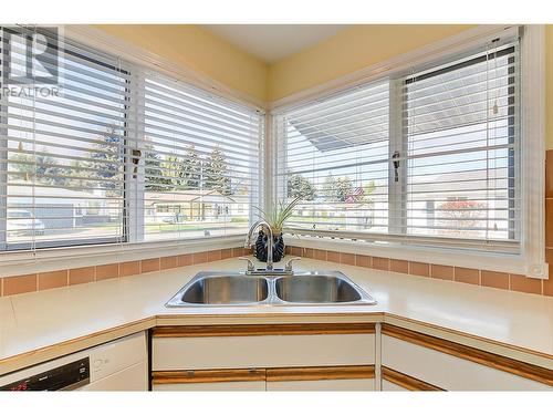 1255 Raymer Avenue Unit# 162, Kelowna, BC - Indoor Photo Showing Kitchen With Double Sink