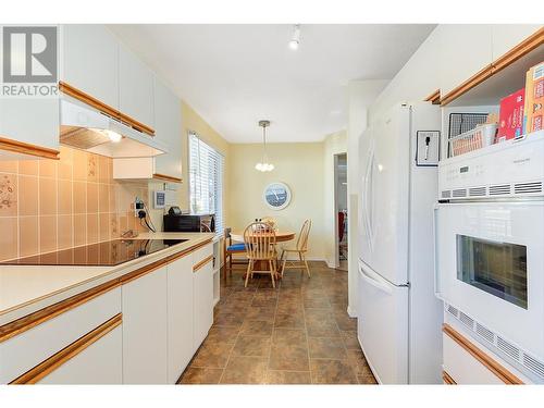 1255 Raymer Avenue Unit# 162, Kelowna, BC - Indoor Photo Showing Kitchen