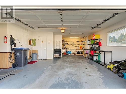 1255 Raymer Avenue Unit# 162, Kelowna, BC - Indoor Photo Showing Garage