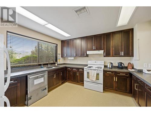 1255 Raymer Avenue Unit# 162, Kelowna, BC - Indoor Photo Showing Kitchen With Double Sink