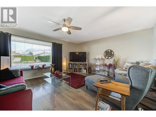 1255 Raymer Avenue Unit# 162, Kelowna, BC - Indoor Photo Showing Living Room