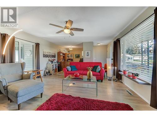 1255 Raymer Avenue Unit# 162, Kelowna, BC - Indoor Photo Showing Living Room