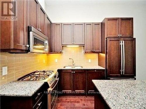 102 - 11 Bronte Road, Oakville, ON - Indoor Photo Showing Kitchen With Upgraded Kitchen