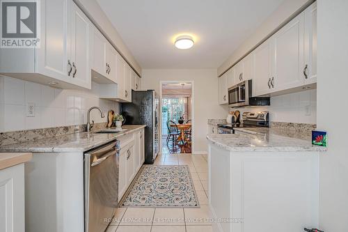 7 - 2105 Berwick Drive, Burlington, ON - Indoor Photo Showing Kitchen With Upgraded Kitchen