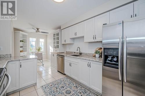 7 - 2105 Berwick Drive, Burlington, ON - Indoor Photo Showing Kitchen With Upgraded Kitchen