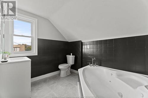 1412 Lincoln Road, Windsor, ON - Indoor Photo Showing Bathroom