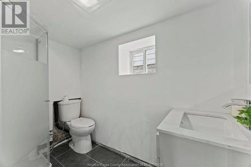 1412 Lincoln Road, Windsor, ON - Indoor Photo Showing Bathroom