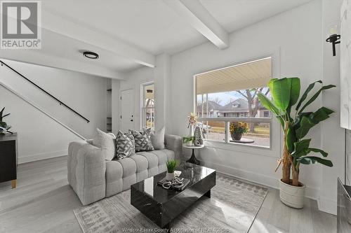 1412 Lincoln Road, Windsor, ON - Indoor Photo Showing Living Room