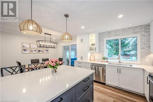 556 Sprucehill Avenue, Waterloo, ON - Indoor Photo Showing Kitchen With Upgraded Kitchen