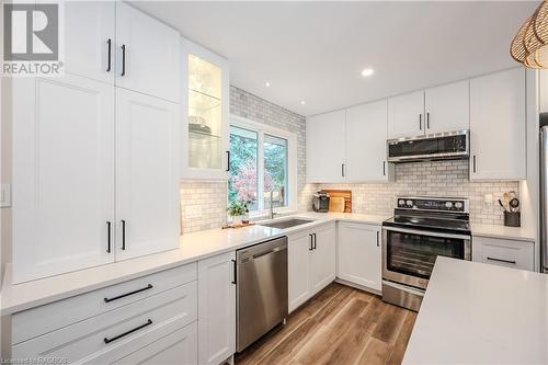 556 Sprucehill Avenue, Waterloo, ON - Indoor Photo Showing Kitchen With Upgraded Kitchen