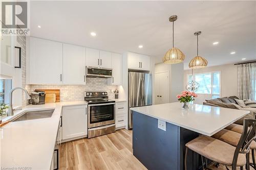 556 Sprucehill Avenue, Waterloo, ON - Indoor Photo Showing Kitchen With Upgraded Kitchen