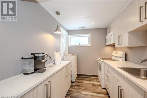 556 Sprucehill Avenue, Waterloo, ON - Indoor Photo Showing Kitchen