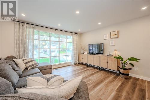 556 Sprucehill Avenue, Waterloo, ON - Indoor Photo Showing Living Room