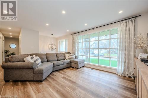 556 Sprucehill Avenue, Waterloo, ON - Indoor Photo Showing Living Room