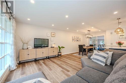 556 Sprucehill Avenue, Waterloo, ON - Indoor Photo Showing Living Room