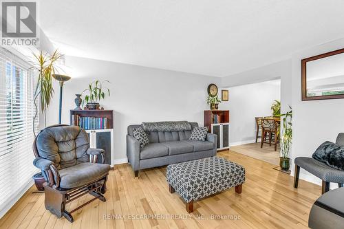 11 Westlake Lane, St. Catharines, ON - Indoor Photo Showing Living Room