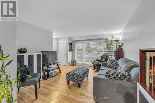 11 Westlake Lane, St. Catharines, ON - Indoor Photo Showing Living Room