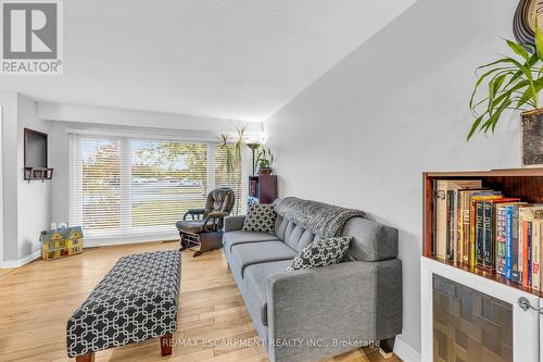 11 Westlake Lane, St. Catharines, ON - Indoor Photo Showing Living Room