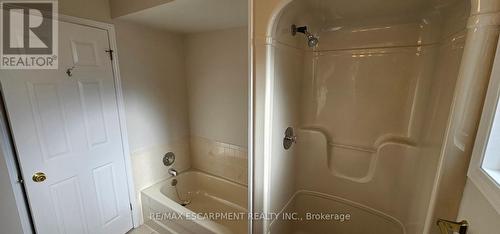 61 East 26Th Street, Hamilton, ON - Indoor Photo Showing Bathroom