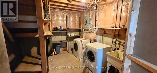 61 East 26Th Street, Hamilton, ON - Indoor Photo Showing Laundry Room