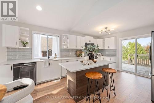 85 Ridge Street, Strathroy-Caradoc (Sw), ON - Indoor Photo Showing Kitchen With Upgraded Kitchen