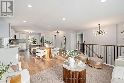 85 Ridge Street, Strathroy-Caradoc (Sw), ON - Indoor Photo Showing Living Room