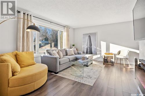 19 Cantlon Crescent, Saskatoon, SK - Indoor Photo Showing Living Room