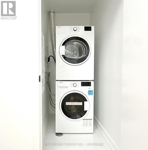 605 - 127 Broadway Avenue, Toronto, ON - Indoor Photo Showing Laundry Room