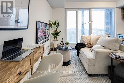 1707 - 2020 Bathurst Street, Toronto, ON - Indoor Photo Showing Living Room