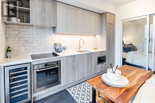 1707 - 2020 Bathurst Street, Toronto, ON - Indoor Photo Showing Kitchen With Upgraded Kitchen