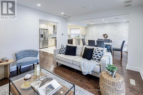 15 Dewitt Court, Markham, ON - Indoor Photo Showing Living Room